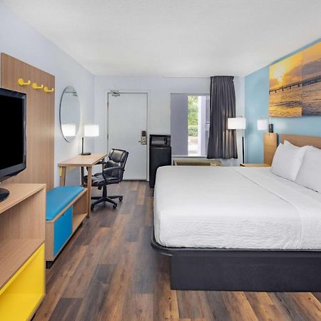 Days Inn By Wyndham Pensacola I-10 Ferry Pass Esterno foto